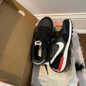 Custom order, Nike internationalist, size 7